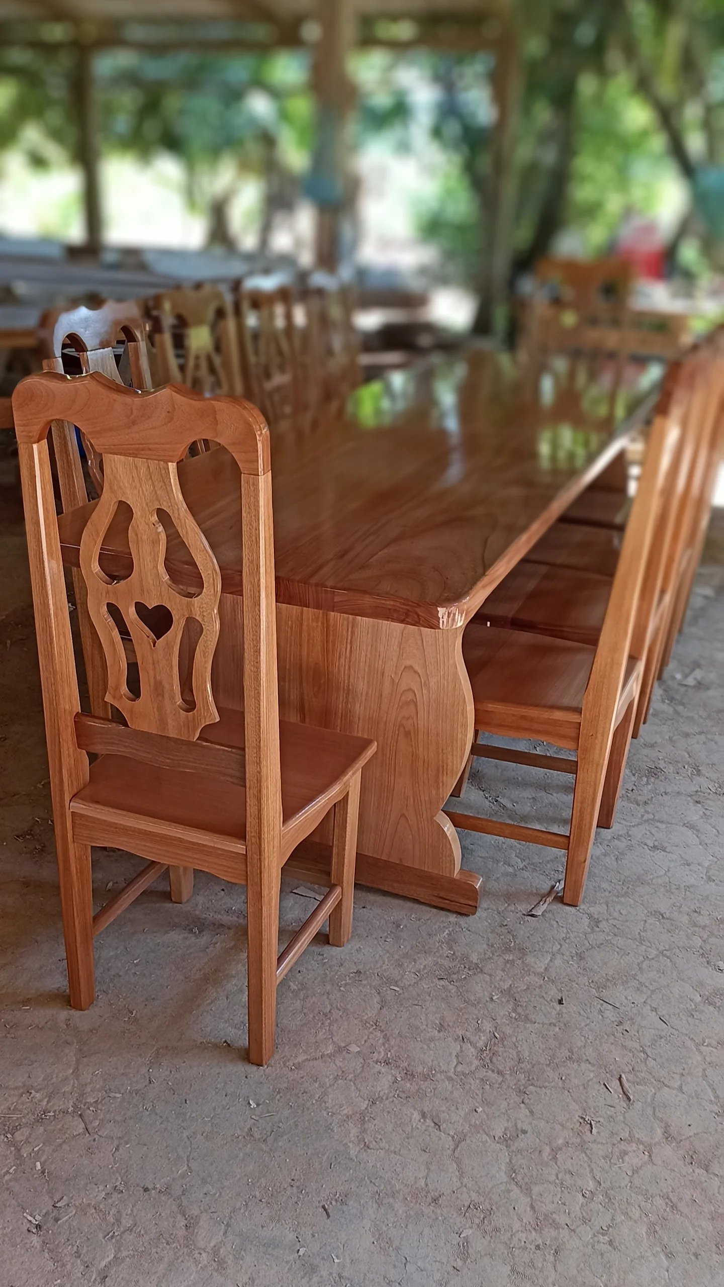 Mesa com dez cadeiras